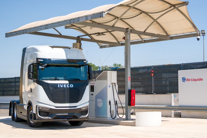 Air_Liquide_H2Station_with_IVECO_FCEV_Heavy_Duty_Truck