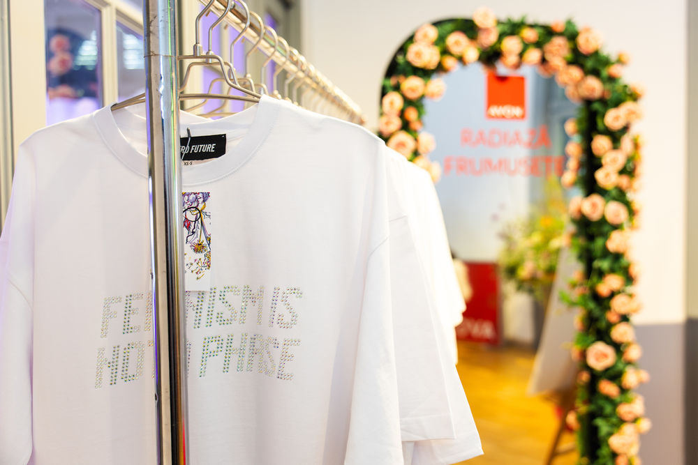 Avon X RETRO FUTURE X FFFF_1