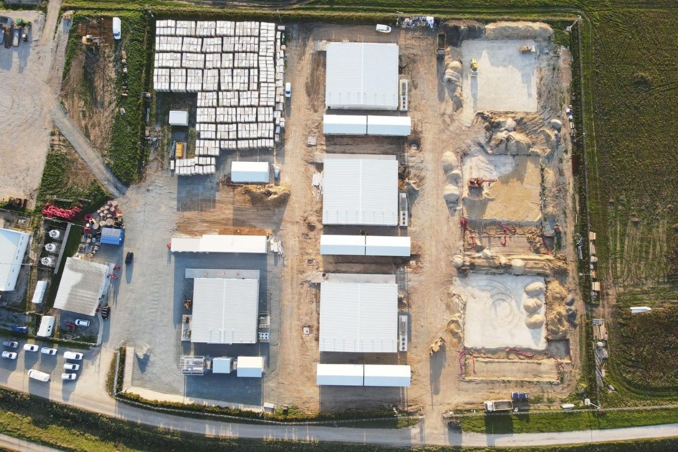 Baterii în curs de montare