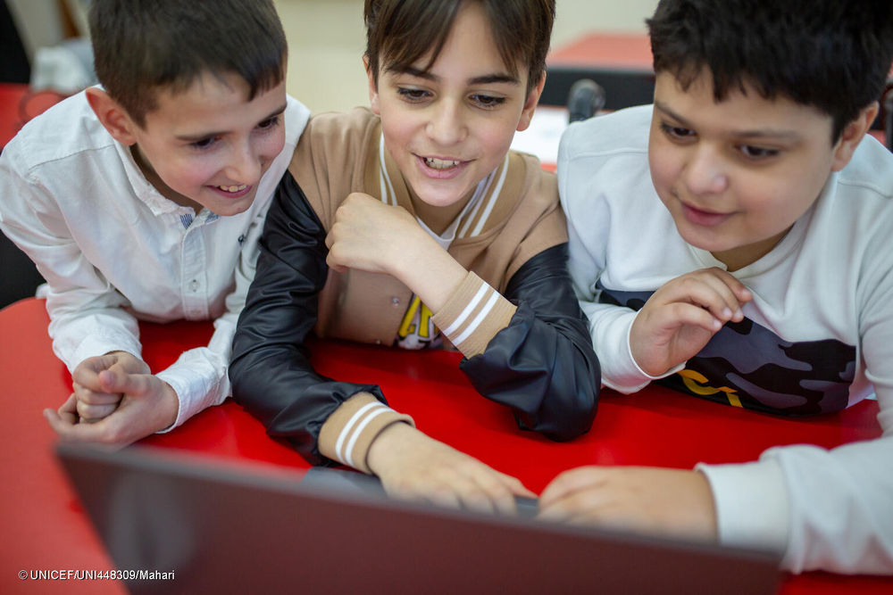 UNICEF copii retele sociale internet UNI448309