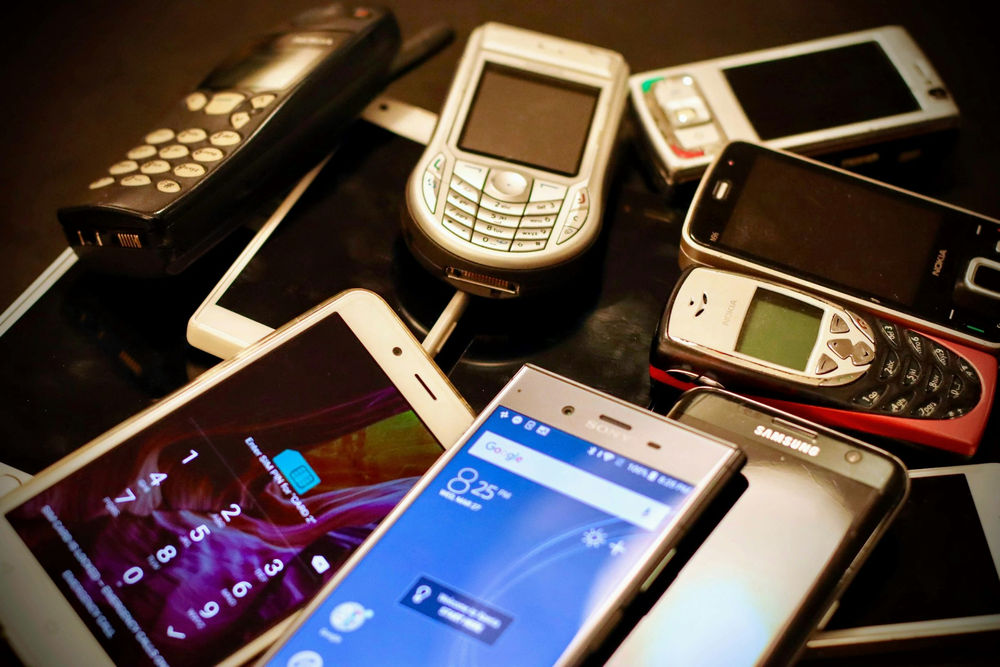 telefoane vechi buy-back-eirik-solheim-mWTOR3Rx8l8-unsplash