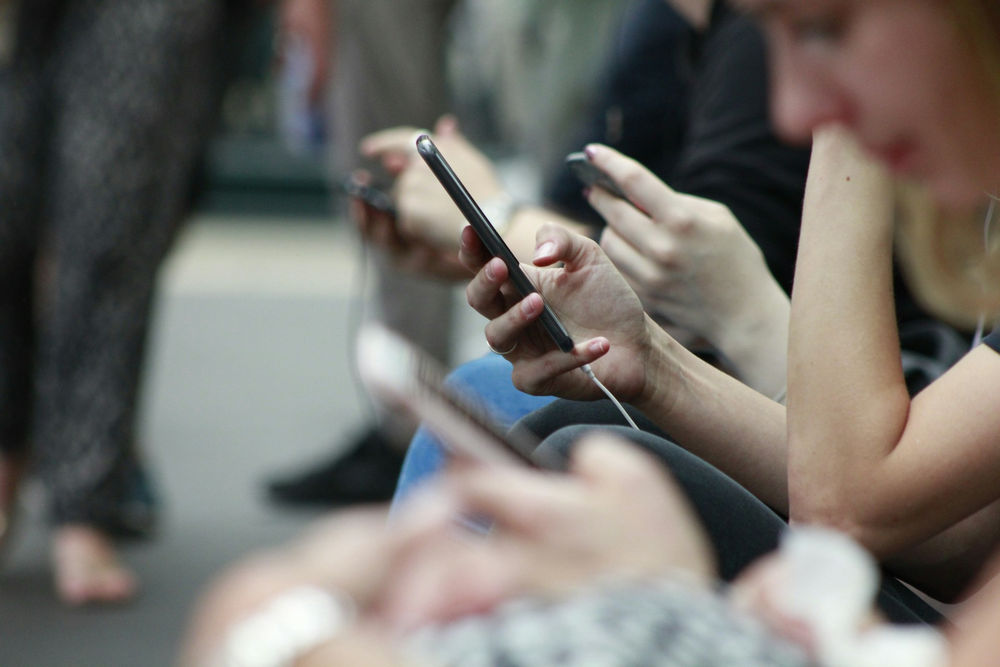 telefon mobile-telecomunicatii-robin-worrall-FPt10LXK0cg-unsplash