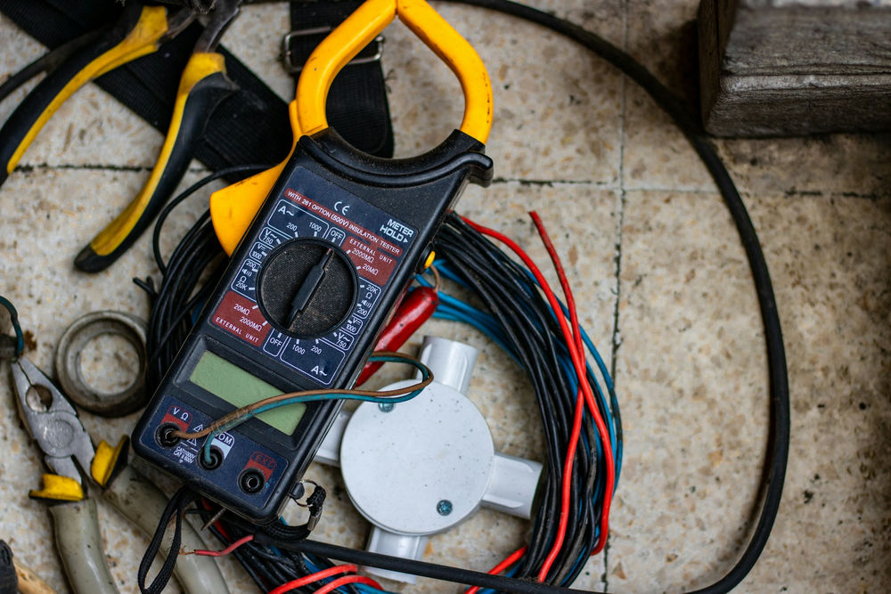 aparat masura curent electric-hobi-industri-NLBJ2I0lNr4-unsplash
