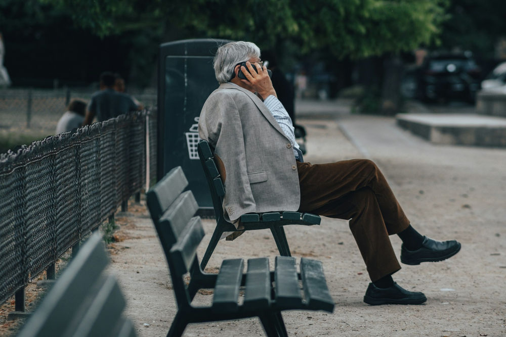 varstnici-seniori-tehnologie-thomas-de-luze-7xDfU-htISs-unsplash