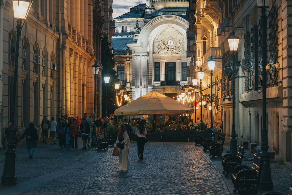 oras aglomerat oameni pietoni-daniel-sessler-qhqIMWlmPdo-unsplash